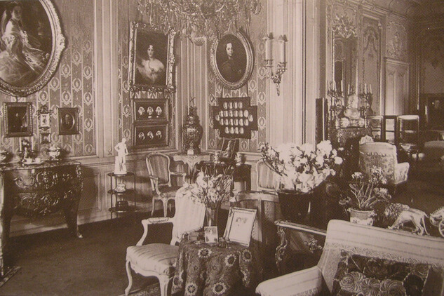 Salon Metternichovského paláce ve Vídni. Vlevo viditelný Winterhalterův obraz Pauliny Metternichové.   Zdroj fotografie: Dostupné z https://commons.wikimedia.org/wiki/File:Palais_Metternich-Sandor_Salon.JPG