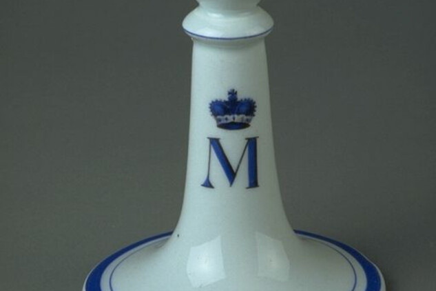 Svícen porcelánový s monogramem a knížecí korunkou, Mobiliární fond kláštera Plasy, inv. č. PY00055