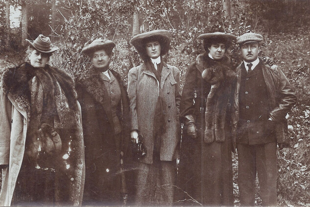 Skupinová fotografie rodiny Metternichů, poč. 20. století, Mobiliární fond kláštera Plasy, inv. č. PY01762